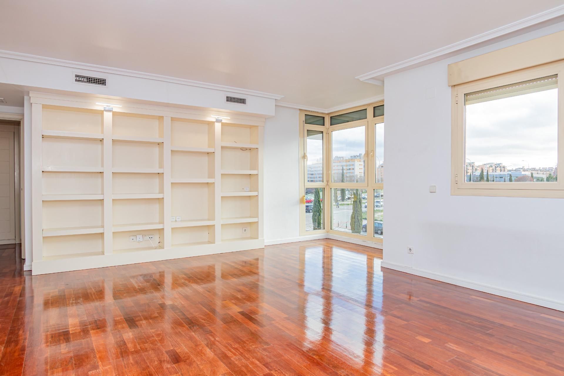 Sala d'estar de Pis en venda en  Madrid Capital amb Parquet, Traster i Piscina comunitària