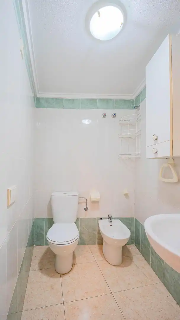 Baño de Apartamento en venta en Torrevieja con Terraza y Piscina comunitaria