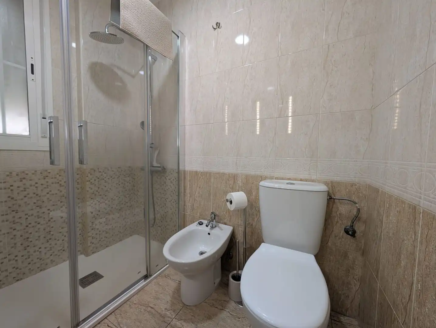 Baño de Piso de alquiler en Huelva con Aire acondicionado