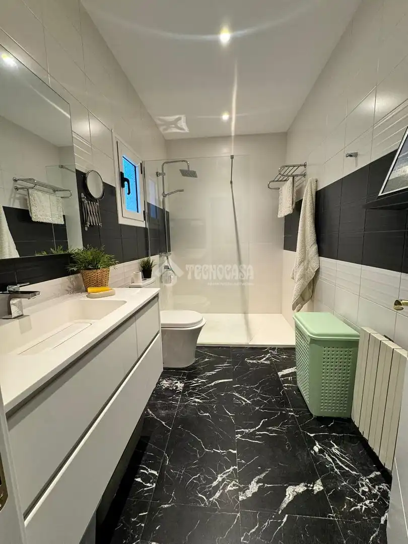 Baño de Ático en venta en L'Hospitalet de Llobregat con Calefacción y Terraza