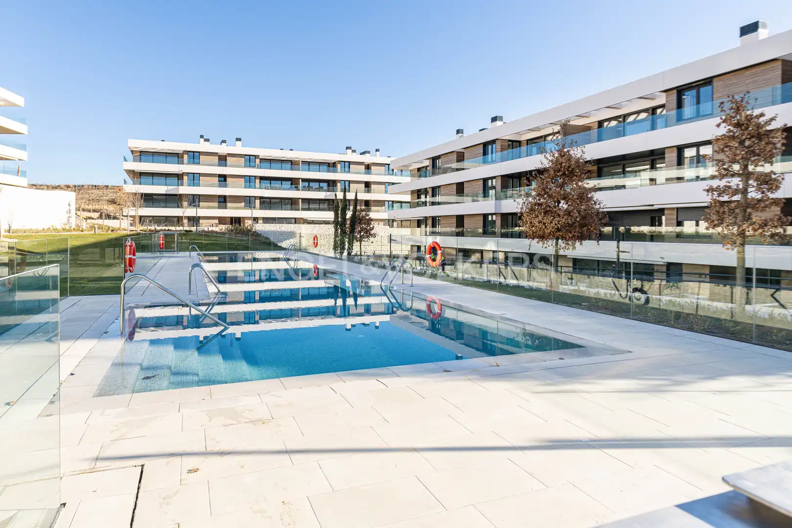 Schwimmbecken von Wohnung zur Miete in La Moraleja mit Klimaanlage, Heizung und Privatgarten