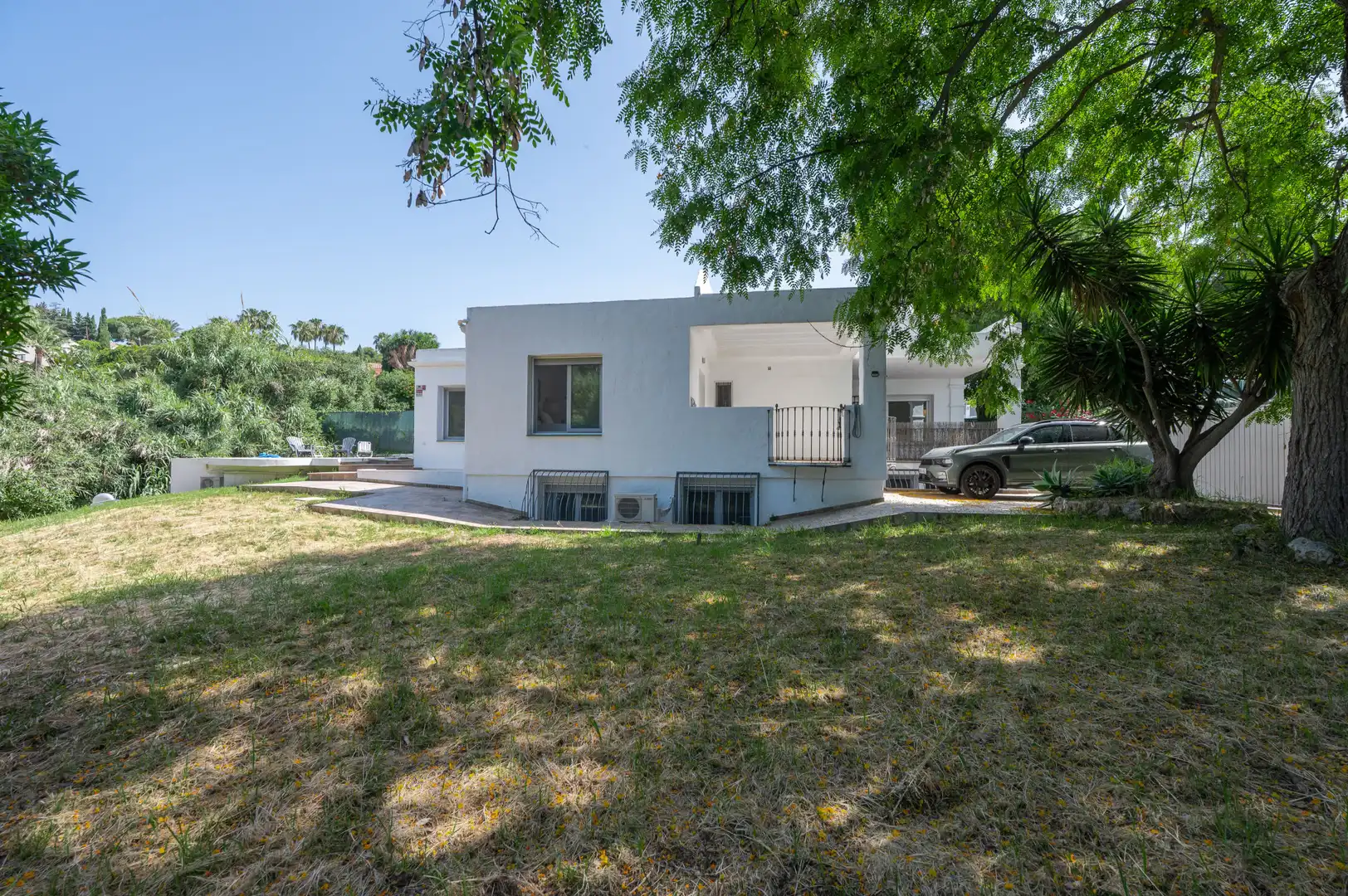 Vista exterior de Casa o xalet en venda en Marbella amb Aire condicionat, Jardí privat i Terrassa