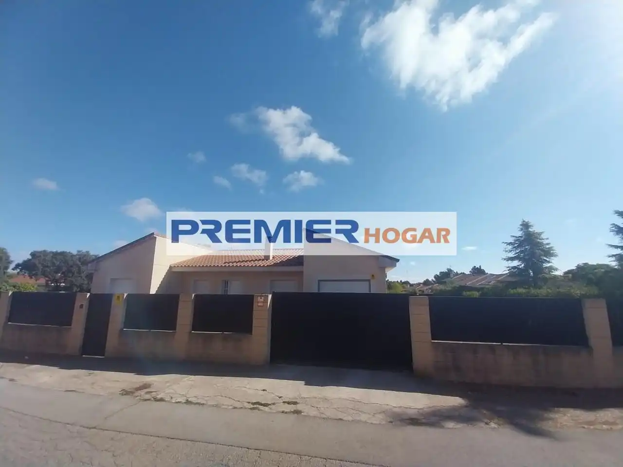 Vista exterior de Casa o xalet en venda en Nuevo Baztán amb Calefacció, Jardí privat i Piscina