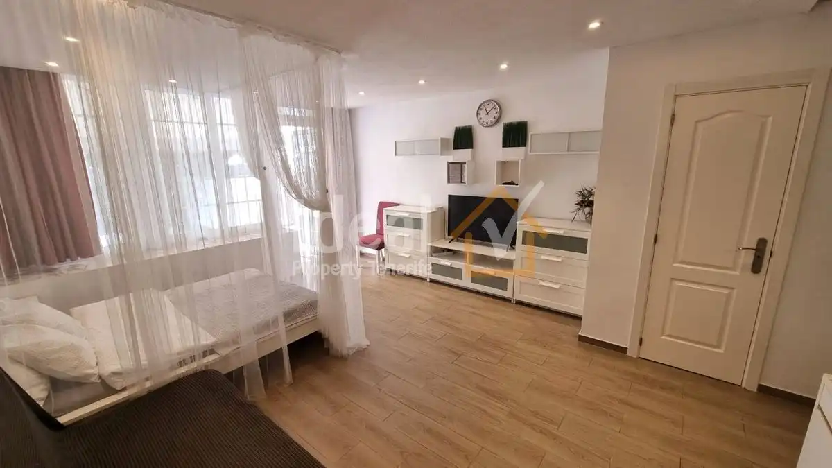 Sala d'estar de Casa adosada en venda en Adeje amb Jardí privat, Terrassa i Piscina comunitària