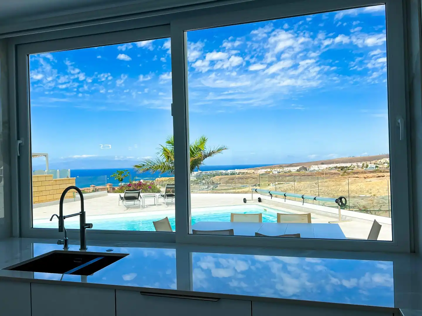 Vista exterior de Casa o xalet en venda en Adeje amb Aire condicionat, Jardí privat i Traster