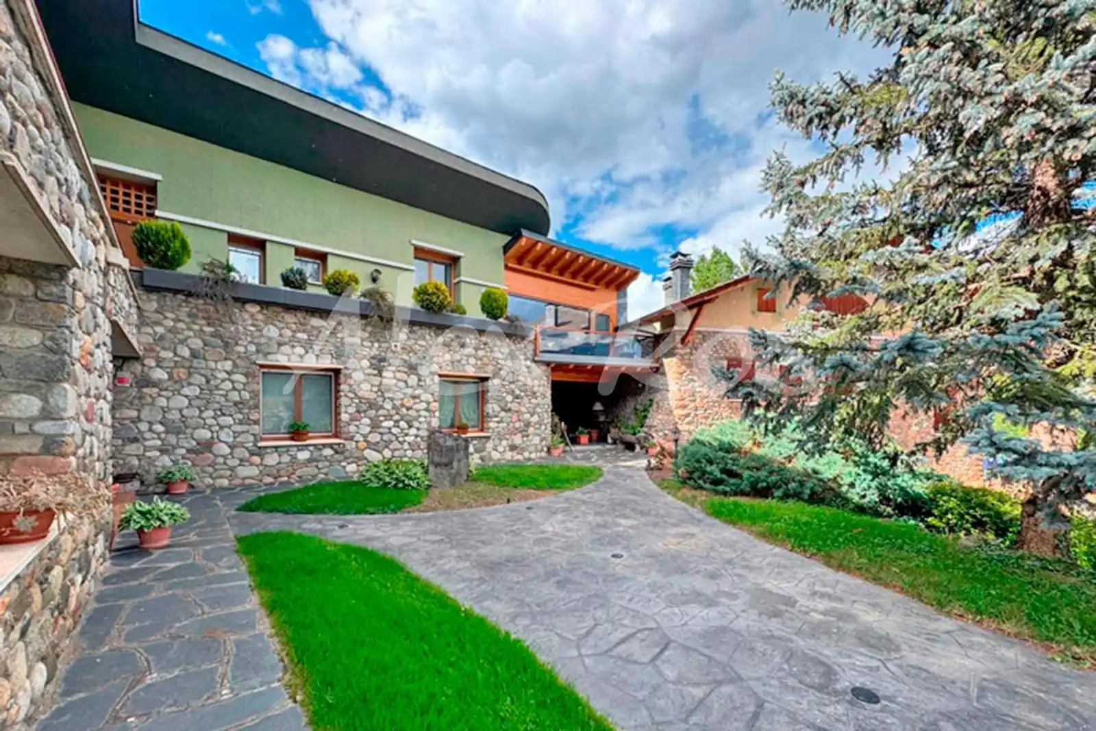 Vista exterior de Casa o xalet en venda en La Seu d'Urgell amb Aire condicionat, Calefacció i Jardí privat