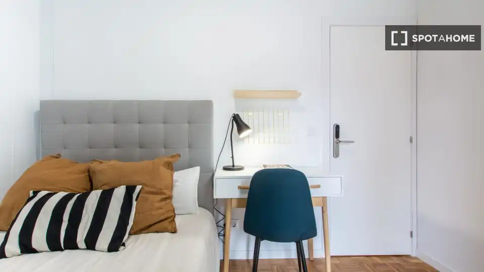 Bedroom of Flat for share in Madrid  with Air Conditioner, Terrace and Furnished