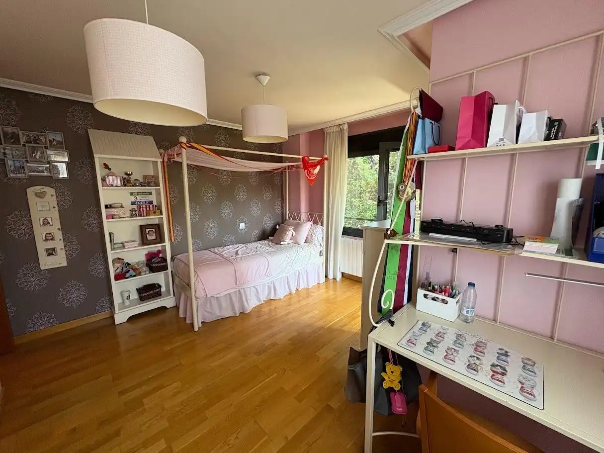 Schlafzimmer von Einfamilien-Reihenhaus zum Verkauf in Valladolid mit Klimaanlage, Heizung und Privatgarten