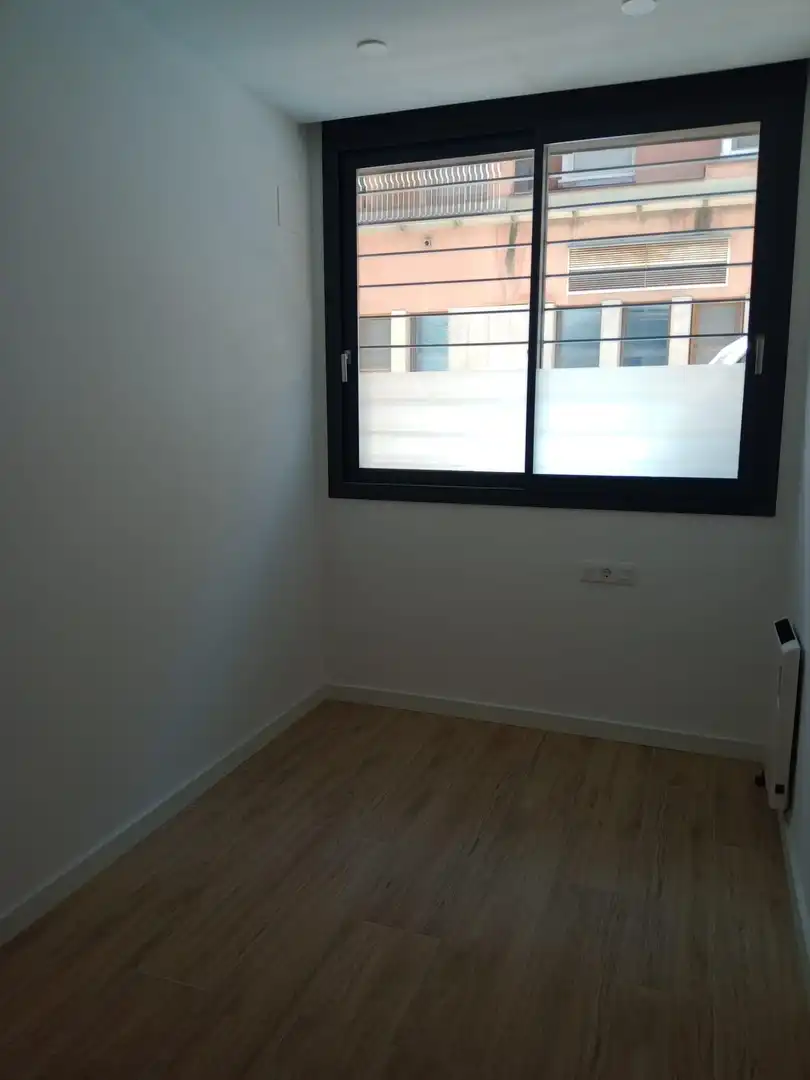 Schlafzimmer von Erdgeschoss zum Verkauf in Badalona mit Klimaanlage und Heizung