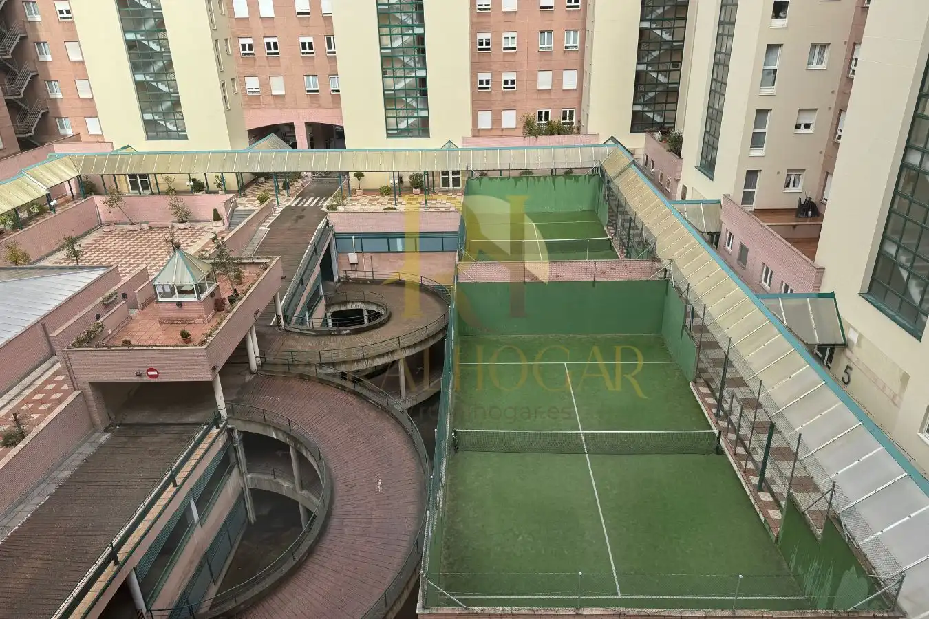 Piscina de Pis en venda en León Capital  amb Terrassa, Traster i Moblat