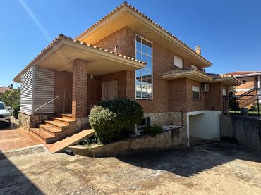 Detached house with balcony for sale in Calle Cantagallos 3