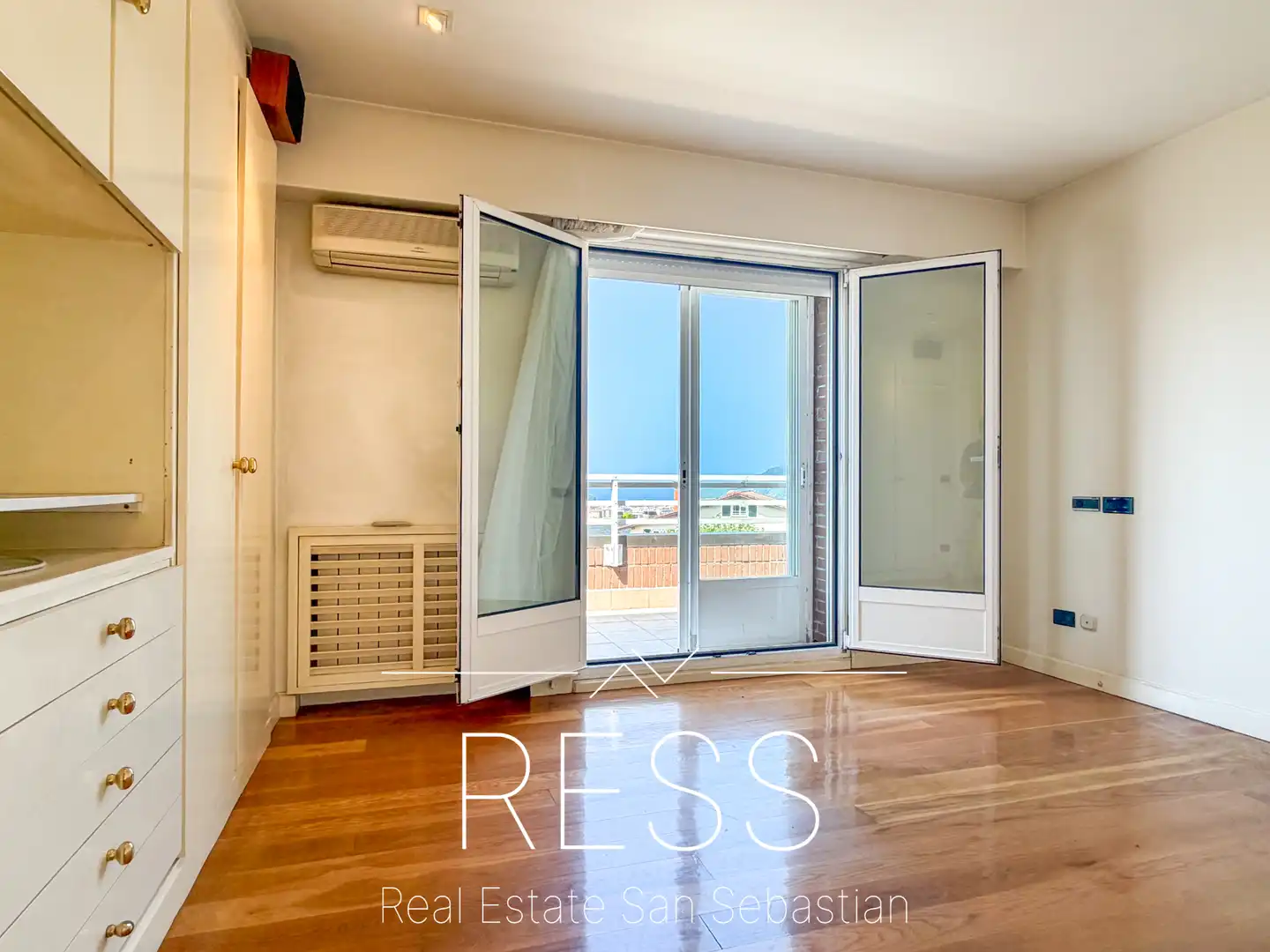 Bedroom of Attic for sale in Donostia - San Sebastián   with Air Conditioner, Heating and Terrace