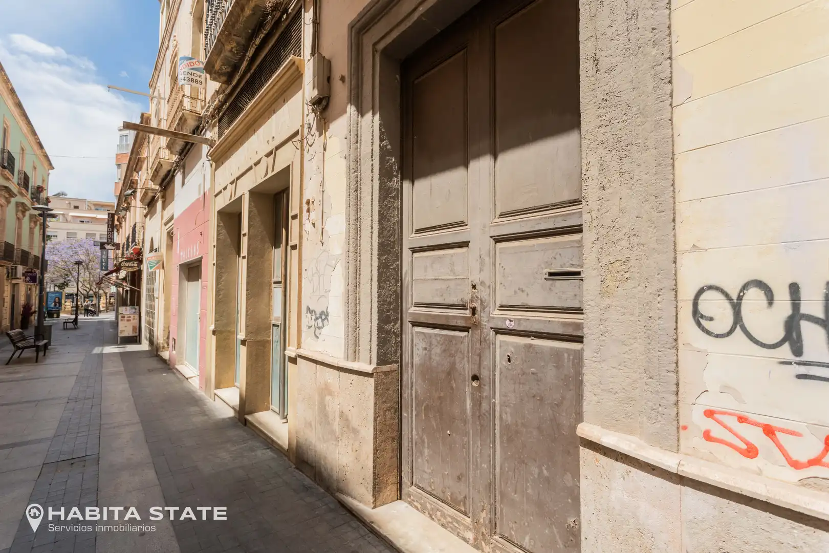 Vista exterior de Edifici en venda en Almería