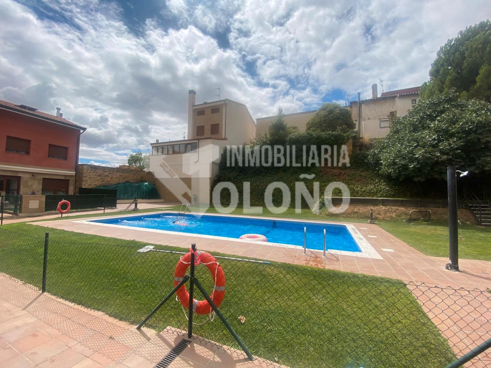 Piscina de Casa adosada en venda en Briones amb Calefacció, Jardí privat i Parquet