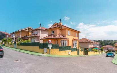 Vista exterior de Casa o xalet en venda en Avilés amb Balcó