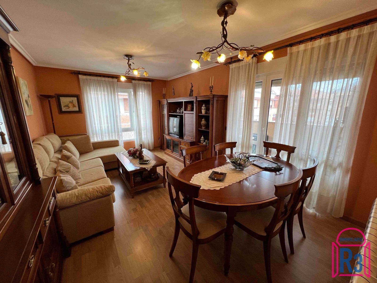 Sala d'estar de Pis en venda en León Capital  amb Calefacció, Terrassa i Traster