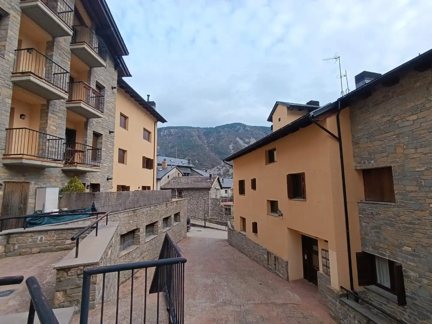 Vista exterior de Pis en venda en Castejón de Sos amb Calefacció, Terrassa i Traster