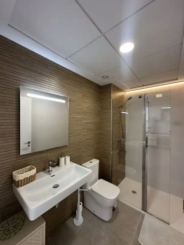 Badezimmer von Wohnungen zum Verkauf in Santa Pola mit Klimaanlage, Abstellraum und Schwimmbad