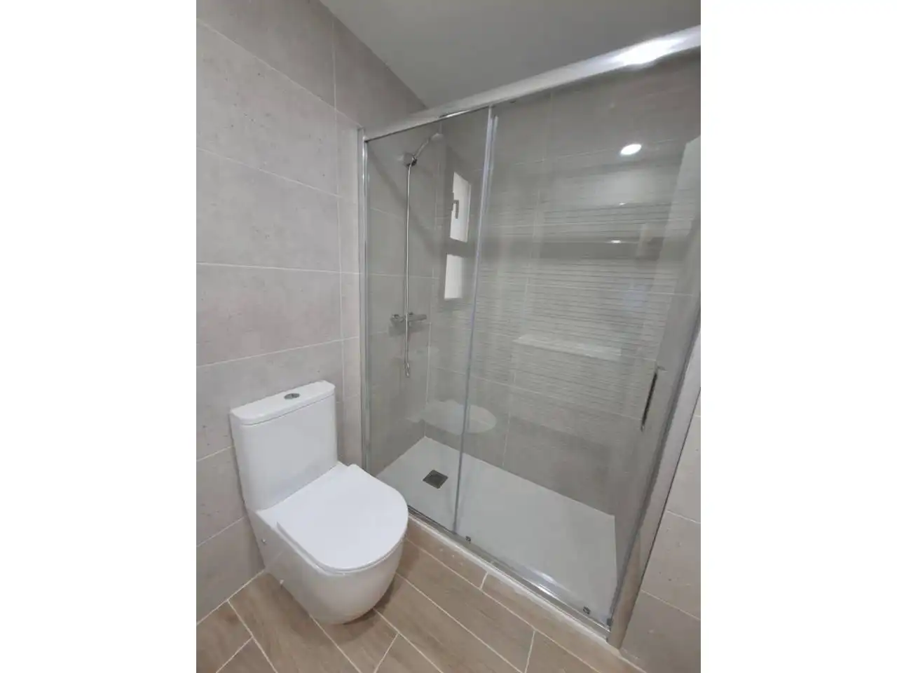 Bathroom of Flat for rent in Madrid  with Air Conditioner, Heating and Terrace