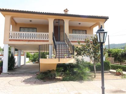 Vista exterior de Casa o xalet en venda en Alzira amb Calefacció, Jardí privat i Terrassa