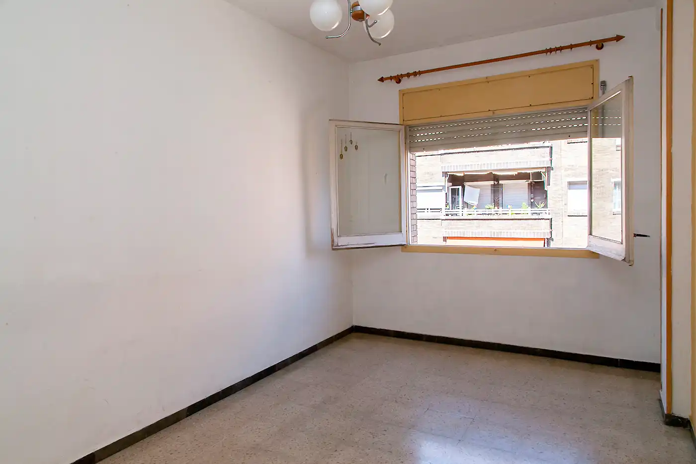Habitación de Piso en venta en Barcelona con Balcón y Alarma