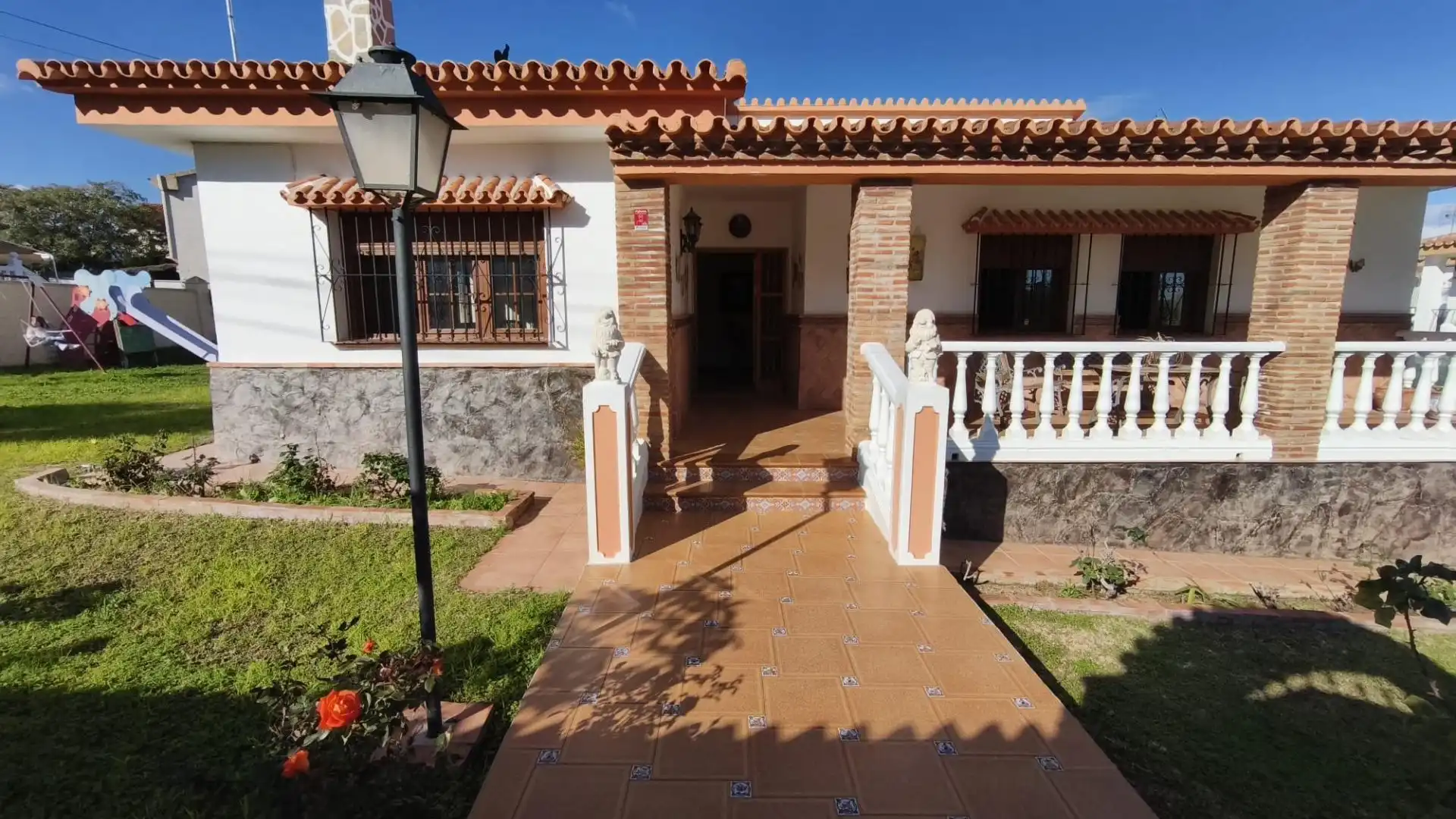 Vista exterior de Casa o chalet en venta en Alhaurín de la Torre con Jardín privado y Piscina comunitaria