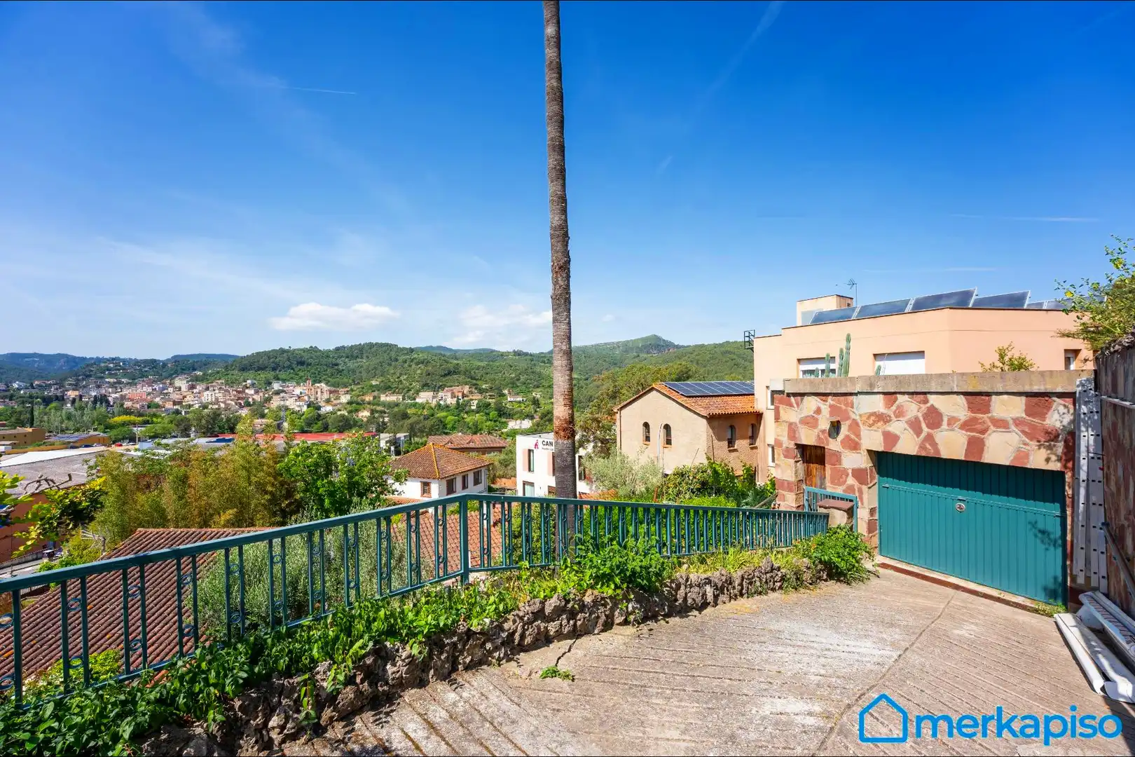 Vista exterior de Finca rústica en venda en Torrelles de Llobregat amb Terrassa