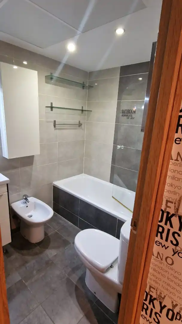 Baño de Apartamento de alquiler en Zaragoza con Aire acondicionado, Calefacción y Parquet