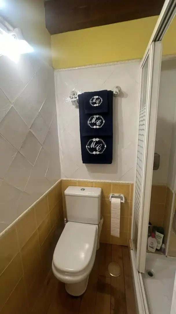 Badezimmer von Haus oder Chalet zum Verkauf in Suances mit Heizung, Privatgarten und Parkett