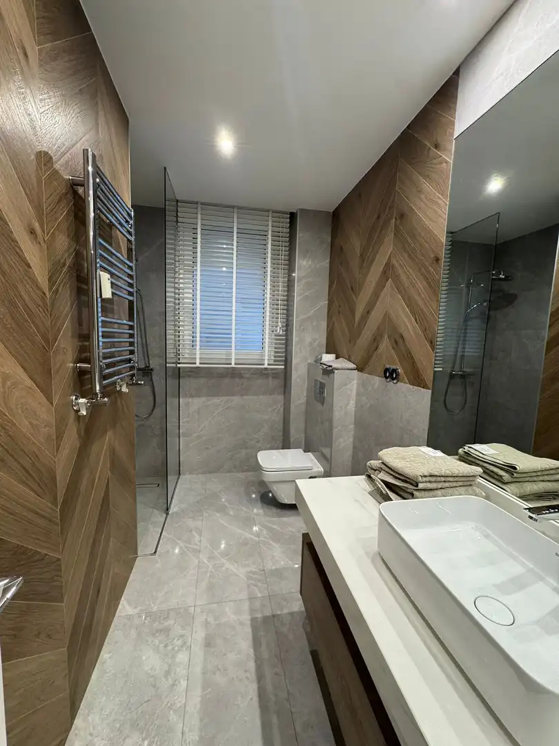 Badezimmer von Wohnung zur Miete in Madrid mit Klimaanlage, Heizung und Möbliert