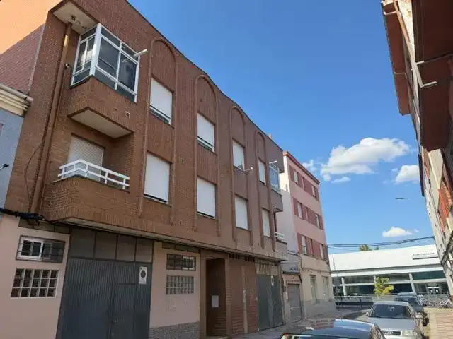 Vista exterior de Dúplex en venda en León Capital  amb Calefacció i Parquet