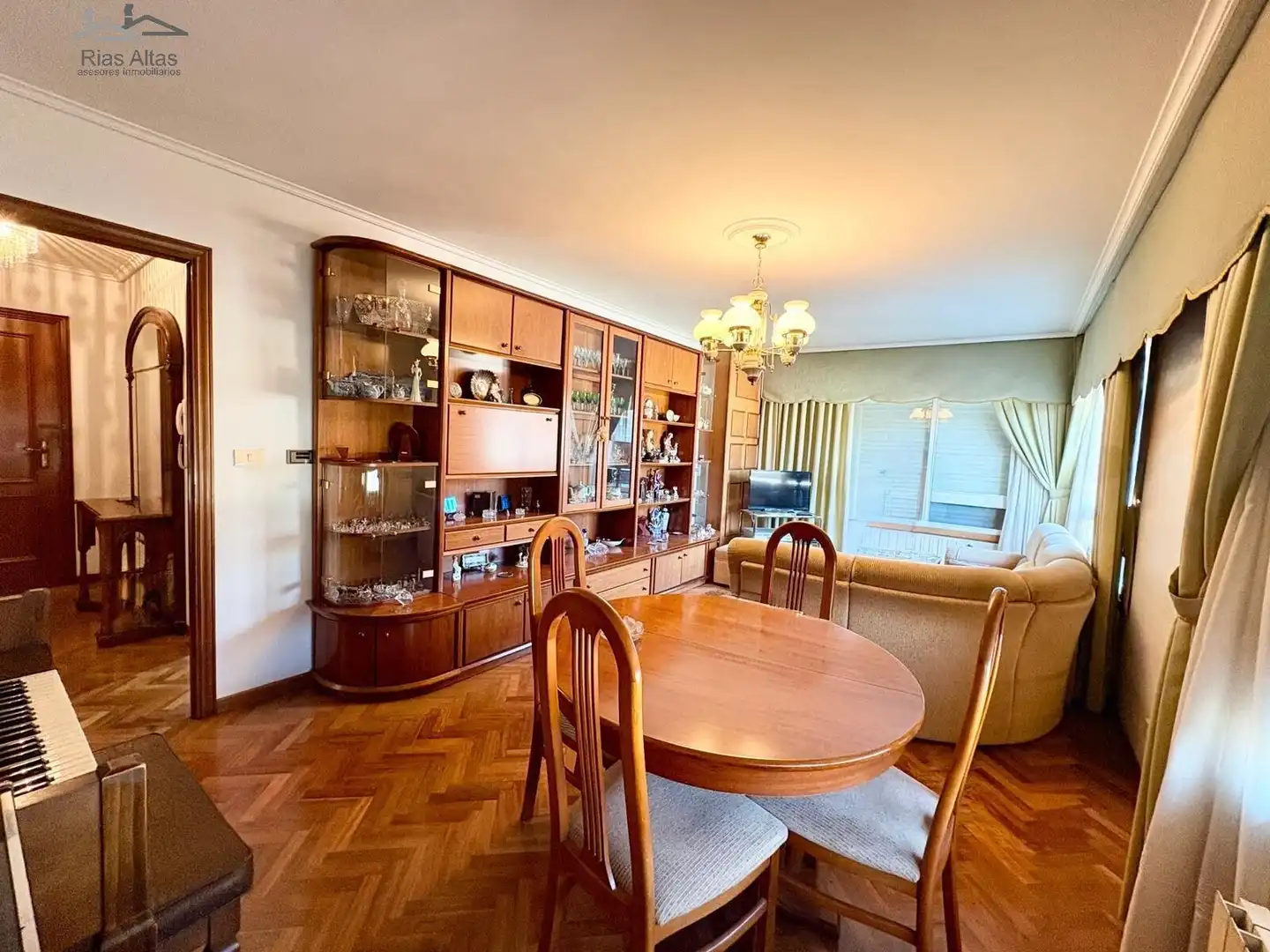 Comedor de Piso en venta en Cambre  con Calefacción, Parquet y Trastero