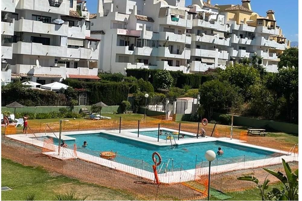 Piscina de Apartament de lloguer en Estepona amb Jardí privat i Piscina comunitària