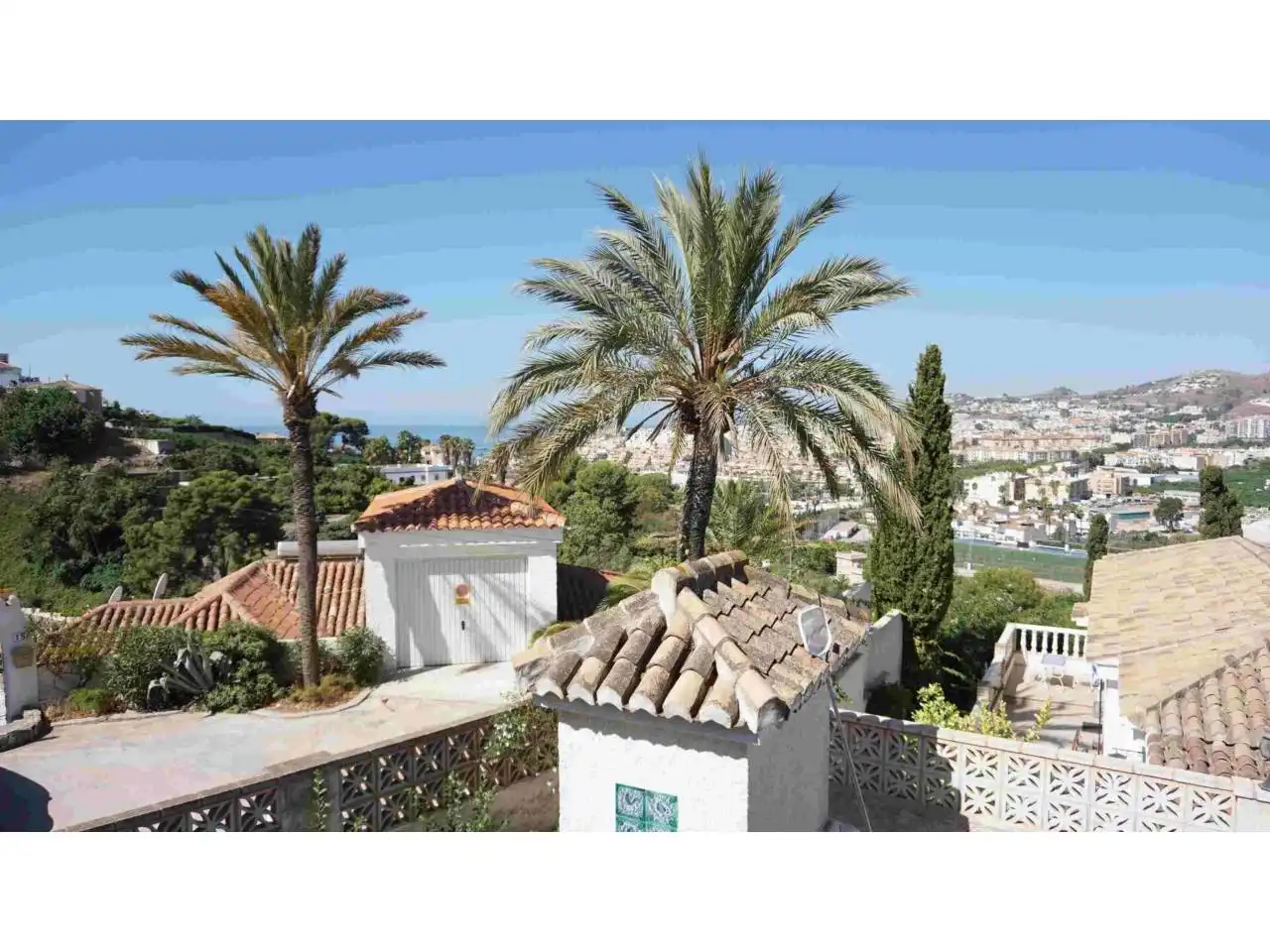 Vista exterior de Casa o xalet en venda en Almuñécar amb Jardí privat, Terrassa i Piscina
