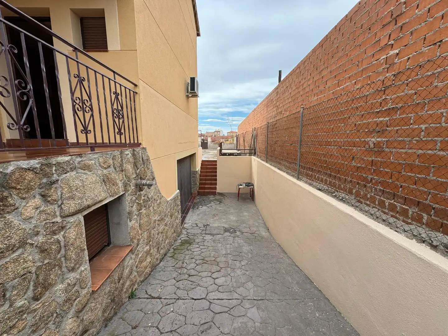 Vista exterior de Casa adosada en venda en Cobeja amb Aire condicionat, Calefacció i Balcó
