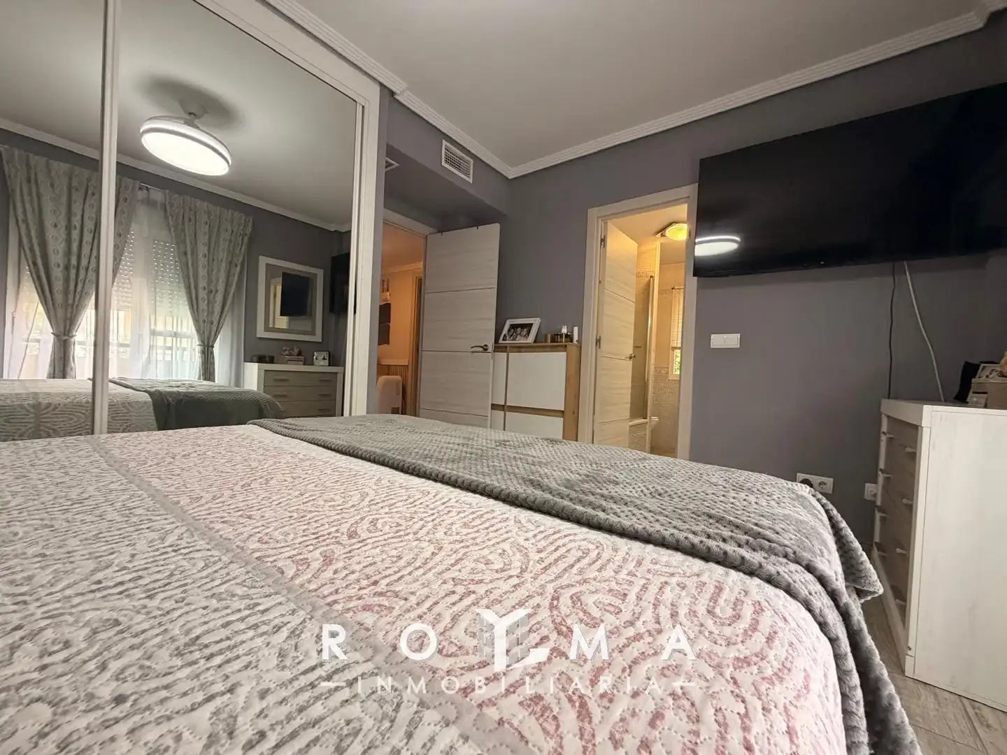 Dormitori de Casa adosada en venda en Dos Hermanas amb Aire condicionat i Traster