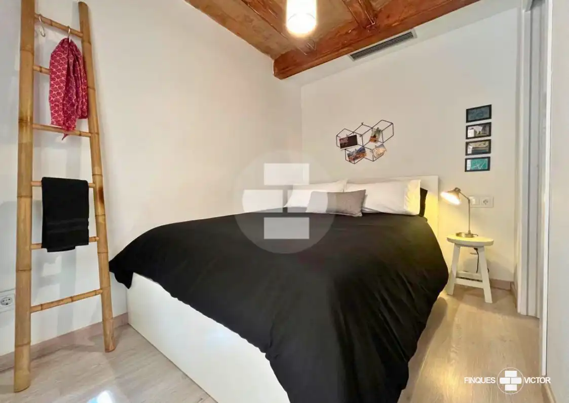 Schlafzimmer von Wohnung zum Verkauf in Barcelona mit Parkett, Möbliert und Ofen