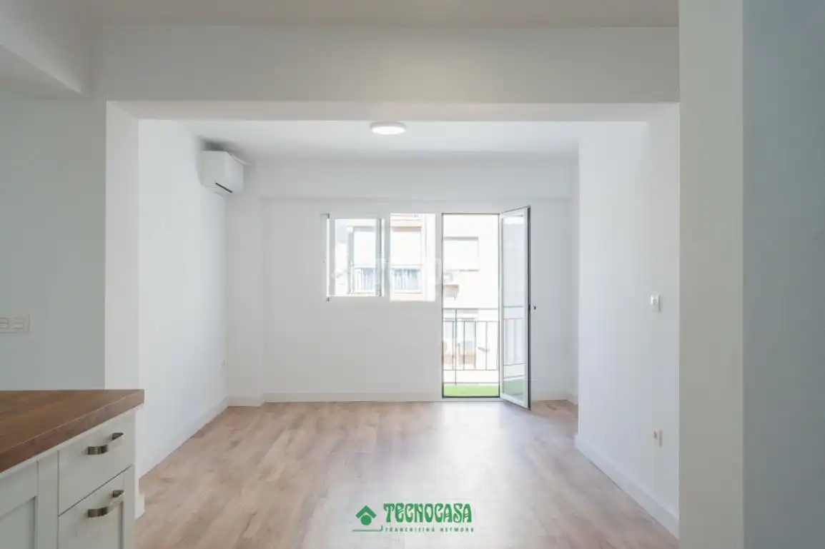 Habitación de Piso en venta en Almería con Calefacción y Balcón