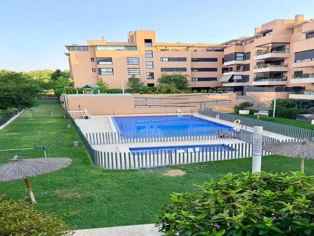 Schwimmbecken von Wohnung zur Miete in La Moraleja mit Schwimmbad