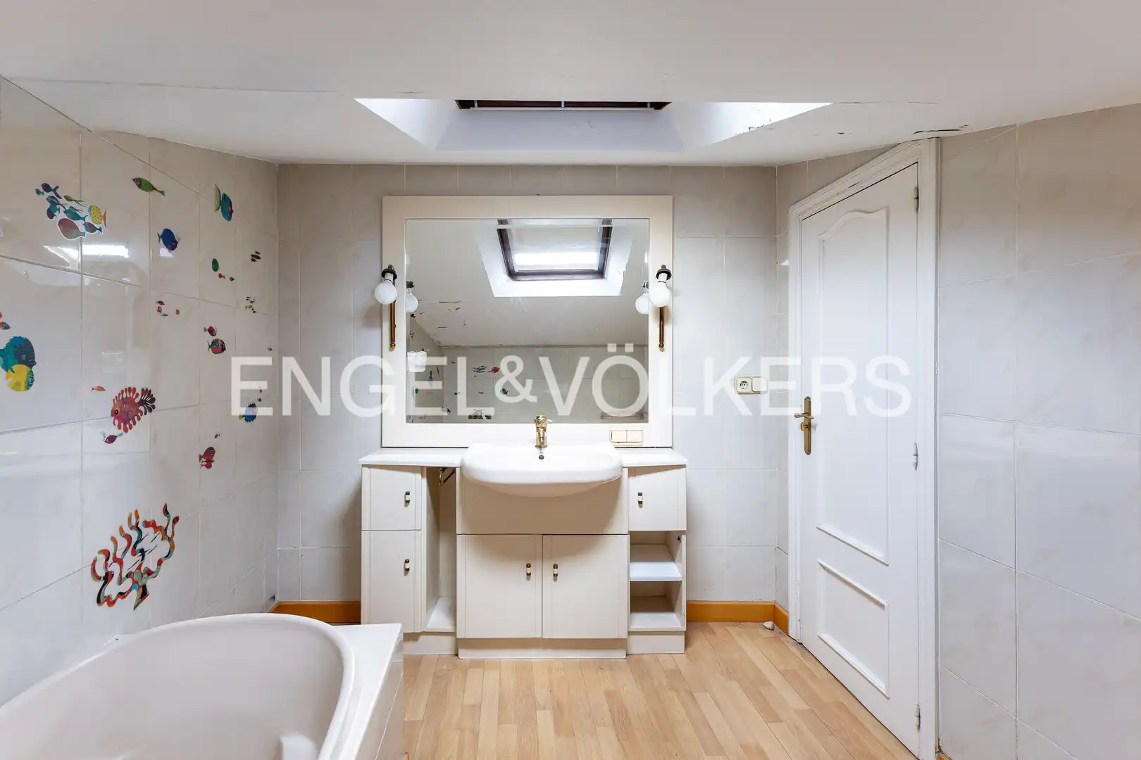 Badezimmer von Einfamilien-Reihenhaus zum Verkauf in Madrid mit Klimaanlage, Heizung und Privatgarten