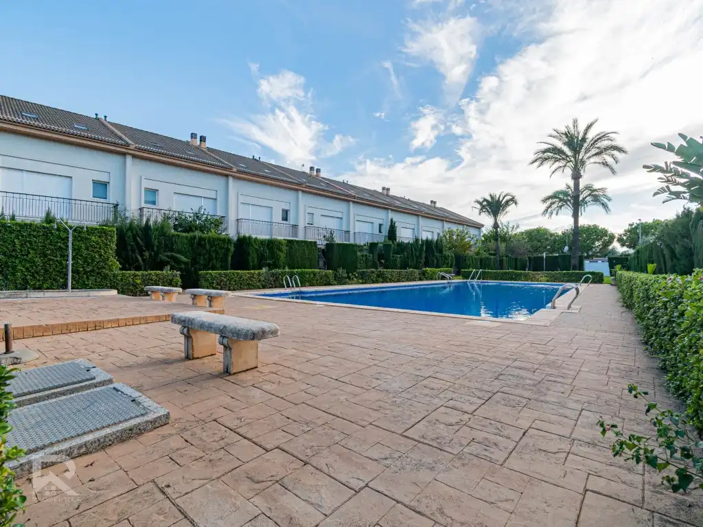 Swimming pool of Detached homes for sale in Gandia
