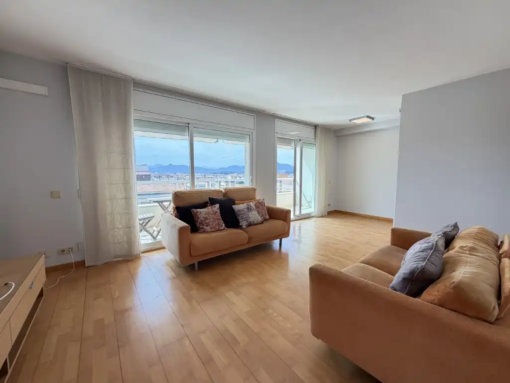 Wohnzimmer von Wohnung zur Miete in Girona mit Klimaanlage, Ofen und Balkon