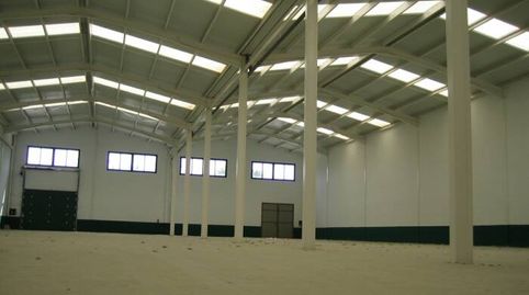 Compra nave industrial en el Polígono Cantábria. Nave industrial diáfana de más 1.100 metros cuadrados útiles. Tiene muelle de car, image 2
