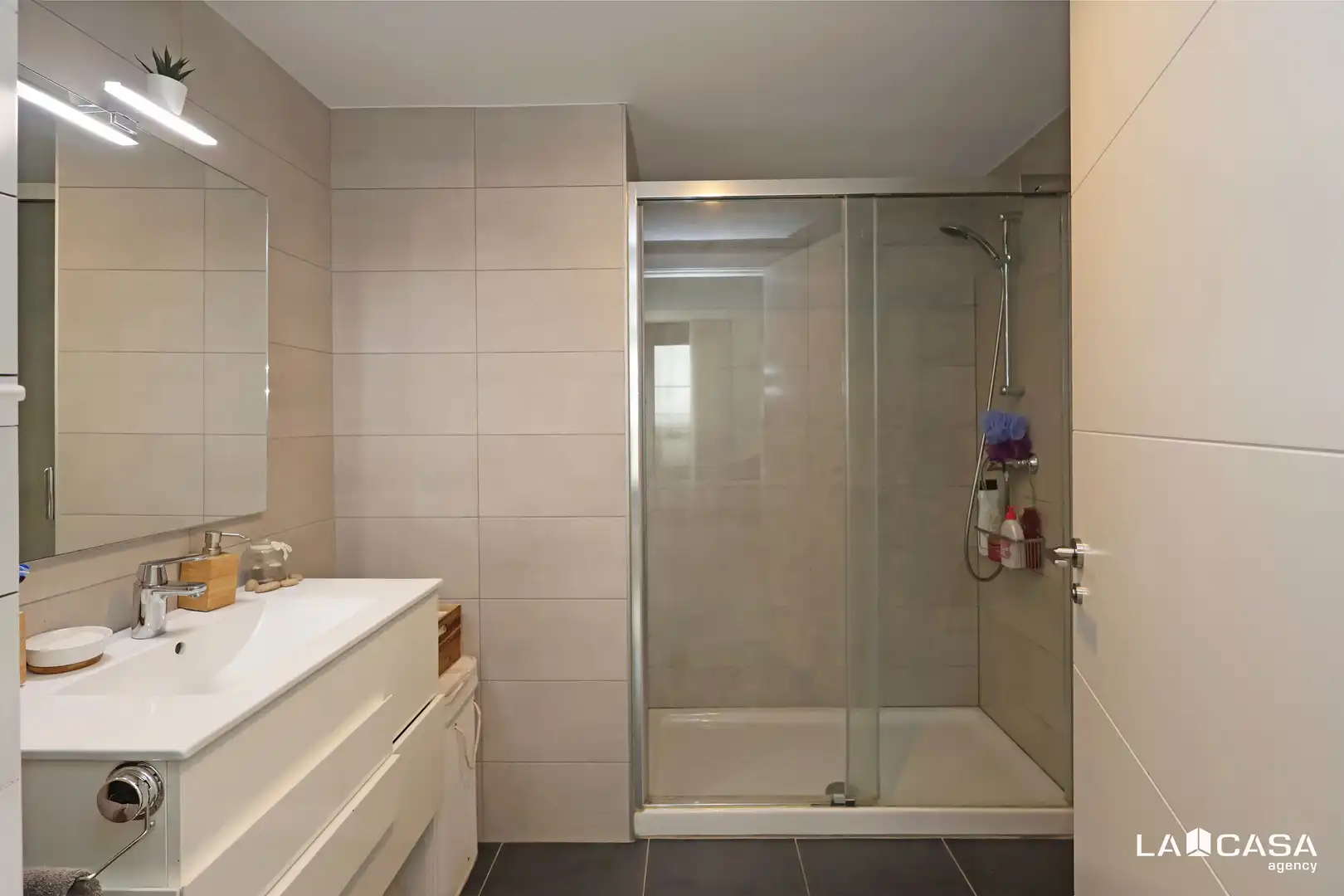 Bathroom of Flat for sale in L'Hospitalet de Llobregat  with Terrace and Swimming Pool