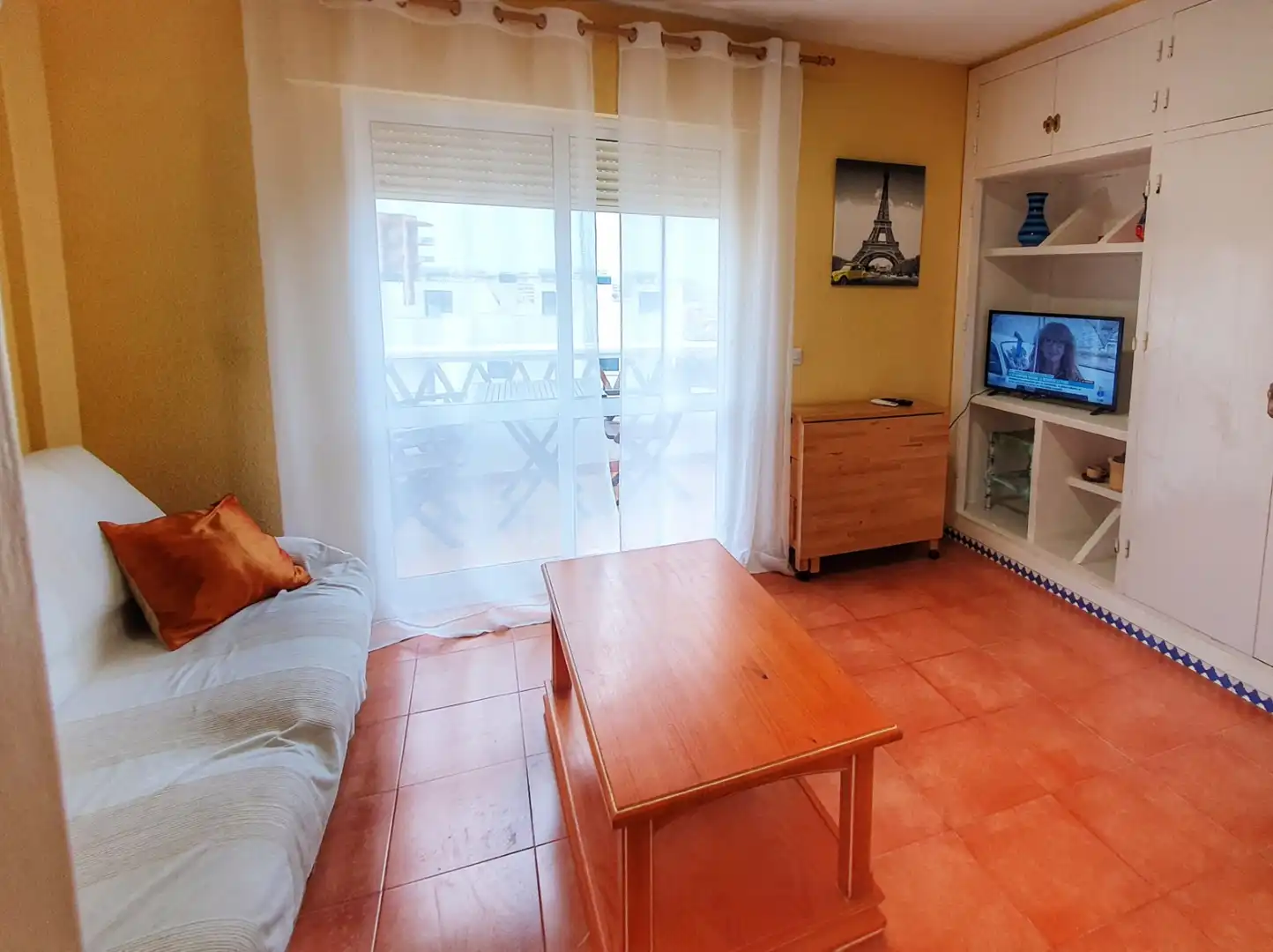 Sala d'estar de Casa adosada de lloguer en Benalmádena amb Aire condicionat, Calefacció i Jardí privat