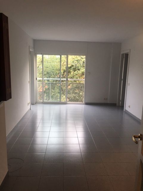 Dormitori de Pis de lloguer en Girona Capital amb Aire condicionat, Calefacció i Forn