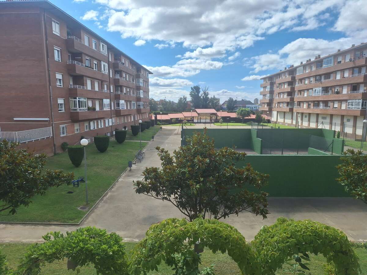 Vista exterior de Pis de lloguer en San Andrés del Rabanedo amb Calefacció, Terrassa i Traster