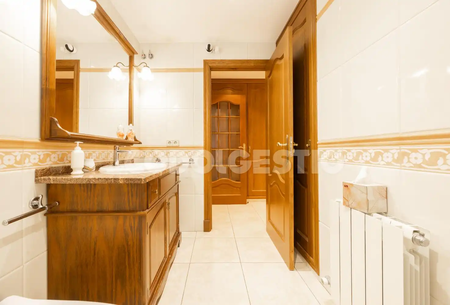 Bathroom of Flat for sale in Torelló, Barcelona