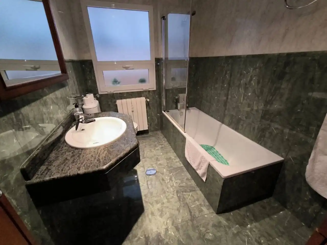 Badezimmer von Wohnung zum Verkauf in Albacete mit Klimaanlage, Heizung und Parkett