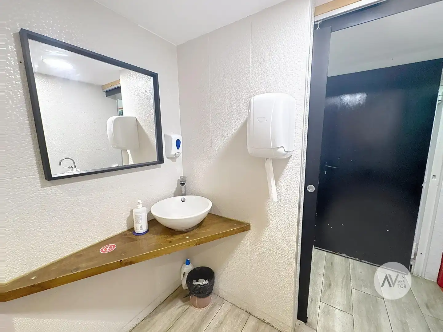 Badezimmer von Geschaftsraum zum Verkauf in Barcelona mit Klimaanlage, Terrasse und Möbliert